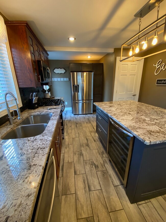 Kitchen - 255 E 7th St