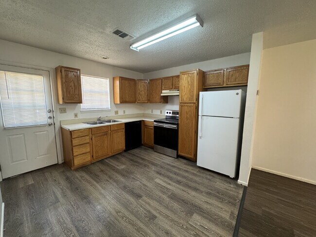 Building Photo - "Charming & Cozy 2-Bedroom Home in Lorenzo...