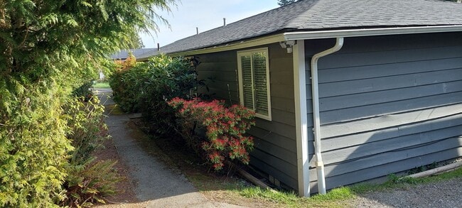 Building Photo - Charming 3-Bedroom Duplex in the Heart of ...