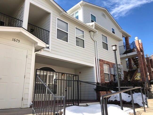 Building Photo - Beautiful Condo in Lakewood