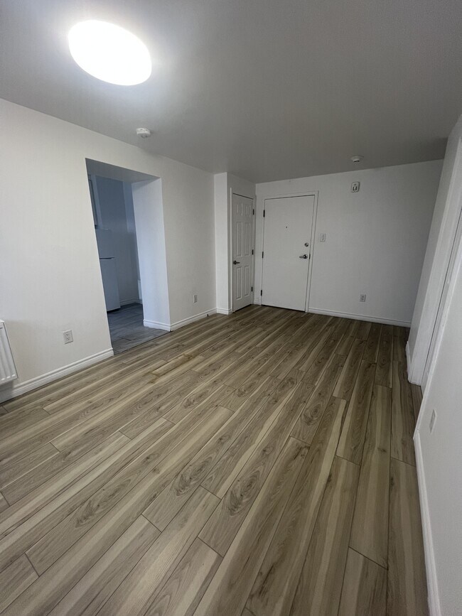 Building Photo - 630 Cummings Ave