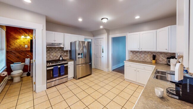 Building Photo - Charming and Spacious 5BD 2.5BA House in B...