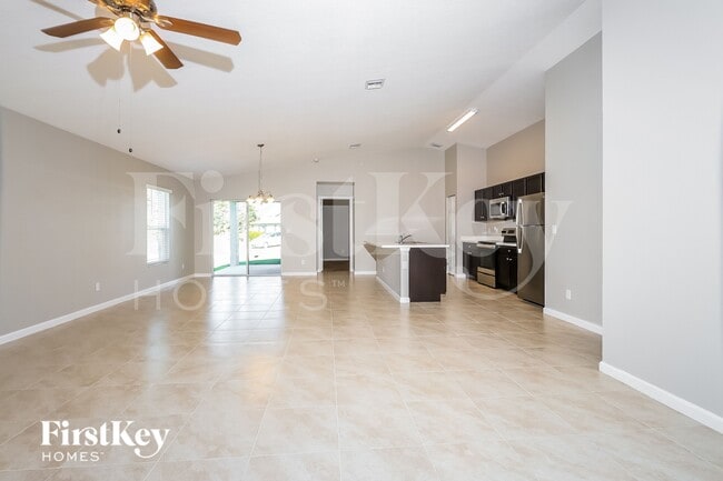 Building Photo - 511 SW Nadell Ave