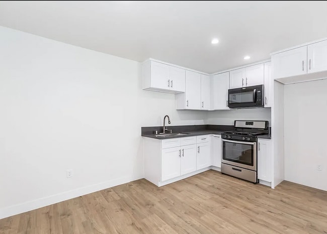 Foto del edificio - 15808 Chatsworth St