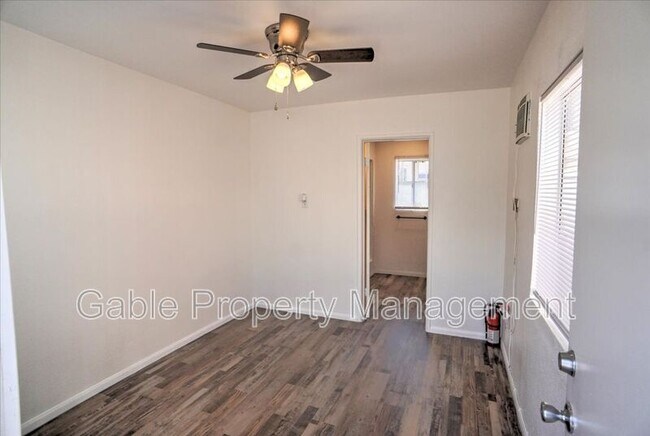 Foto del edificio - 23830 Newhall Ave
