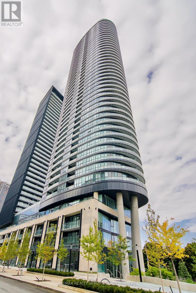 Building Photo - 585 Bloor St E