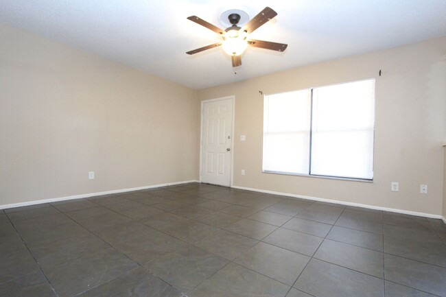 Building Photo - Available NOW! 2 bedroom 2 bath Semoran Club.