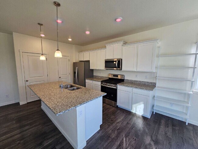 Foto del edificio - 3 bed 3 bath home in Bennett.