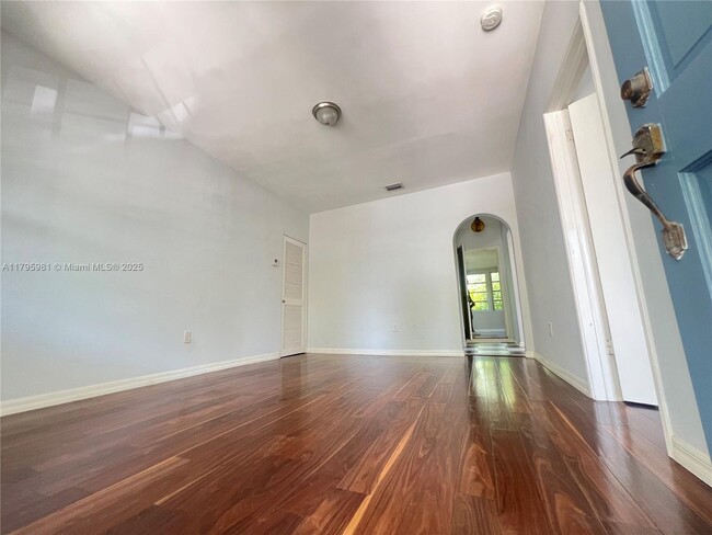 Foto del edificio - 315 NE 110th St
