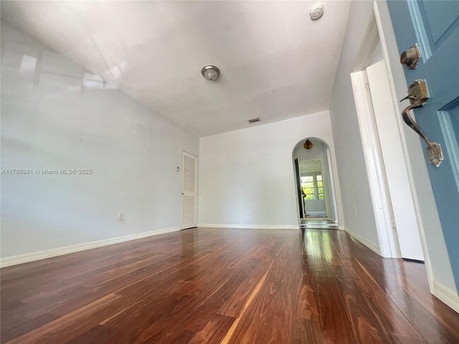 Foto del edificio - 315 NE 110th St