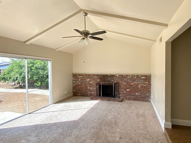 Foto del edificio - $2,200 Gettysburg & Minniewawa, 3 Bedroom - Across From Tarpey Elementary