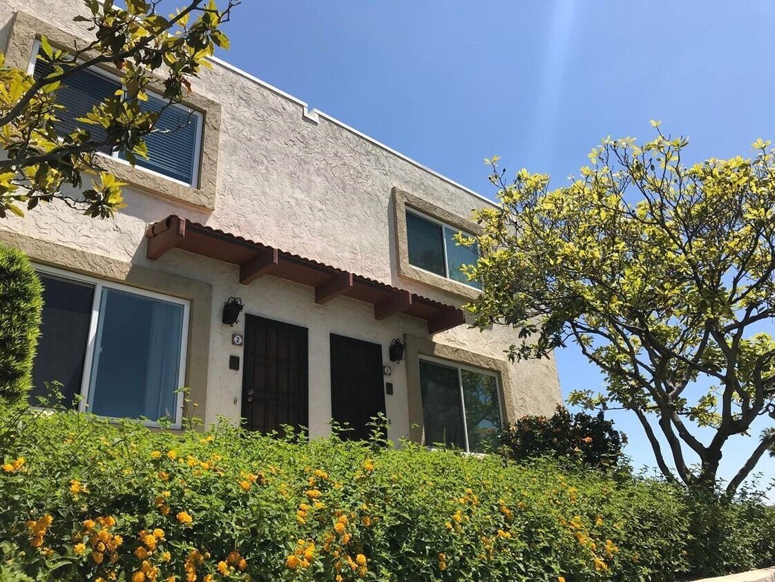 Primary Photo - Spacious 2BD/2.5BA Town Home near Universi...