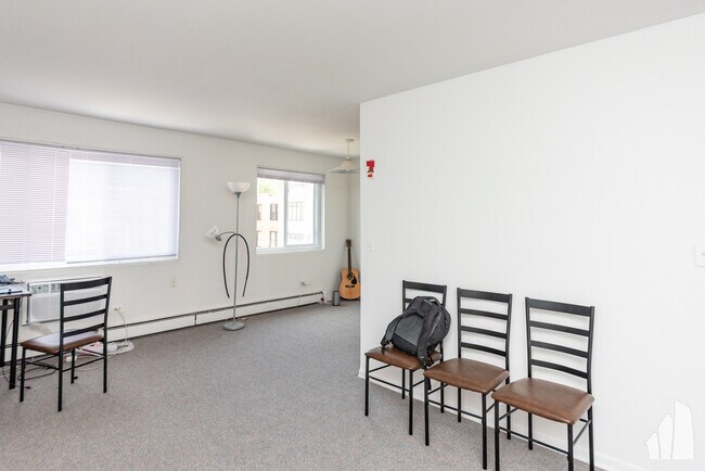 Building Photo - 527 W Aldine Ave