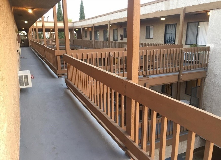 Building Photo - 629-631 E Elk Ave