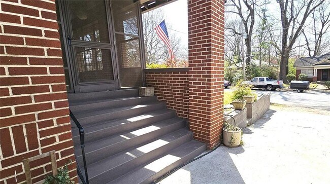 Foto del edificio - 1789 Thompson Ave