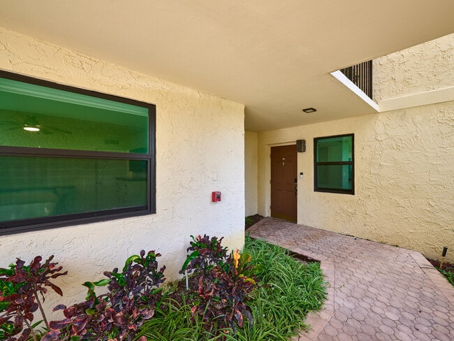 Building Photo - 374 Golfview Rd