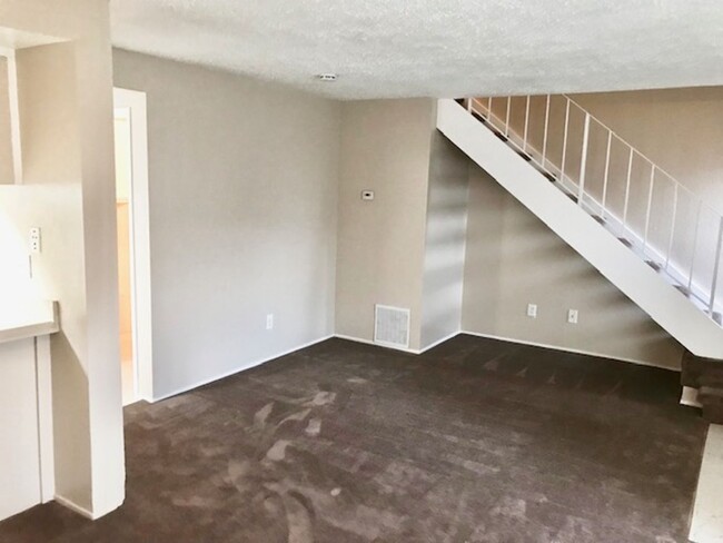Building Photo - 3 Bed 1.5 Bath Townhouse in Antioch -- COM...