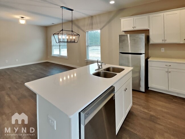 Building Photo - 176 Park Dr N