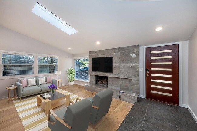 Building Photo - Mid-century North Branch home minutes from...