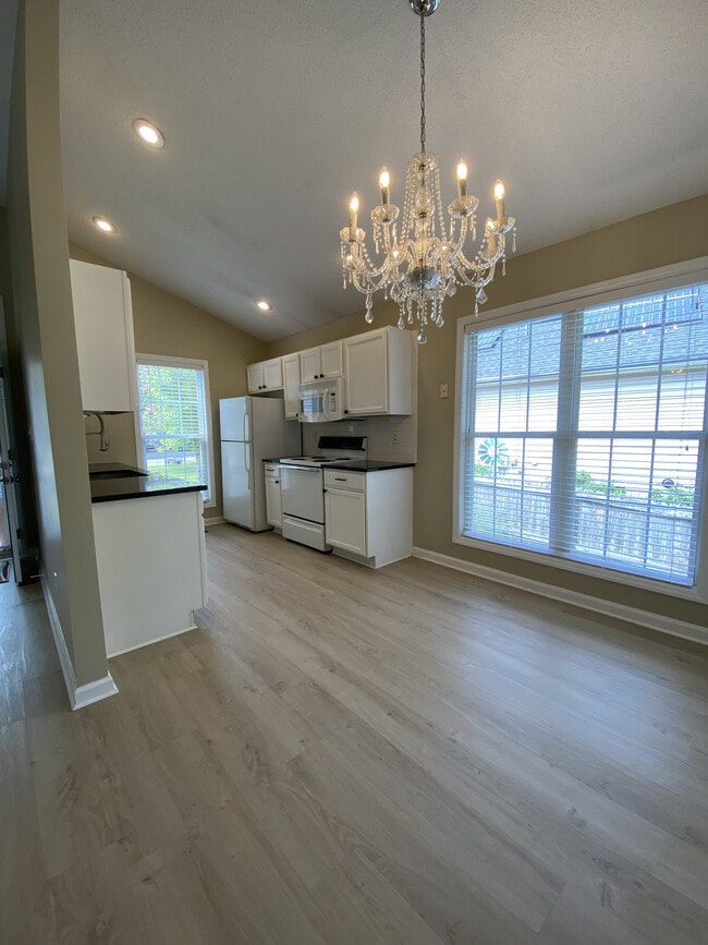 Building Photo - 3 Forest Creek Dr