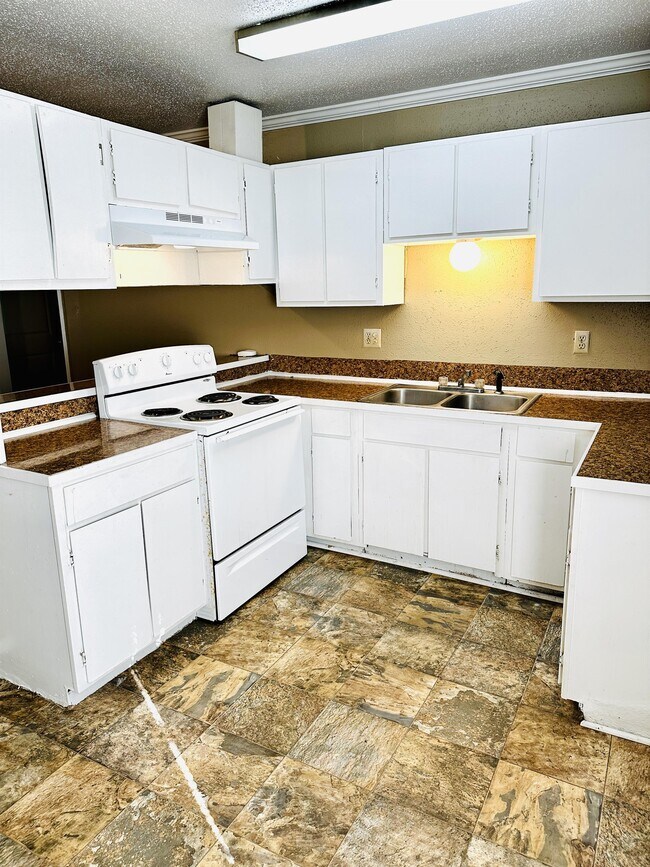 100 Garrett Ln Unit 6, Jennings, LA 70546 Room for Rent in Jennings