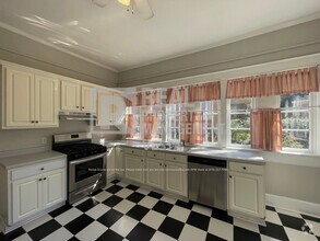 Building Photo - 135 Buckingham Pl