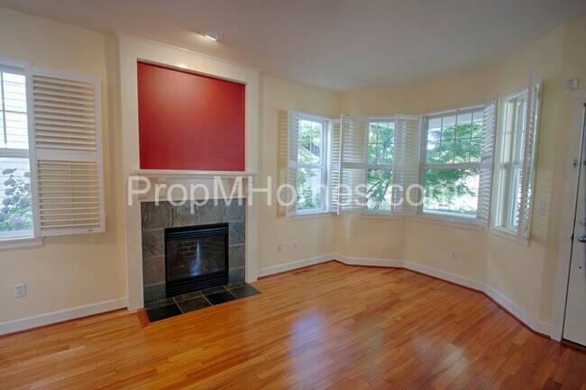 Foto del edificio - Three Bedroom Detached Condo - Forest Heig...