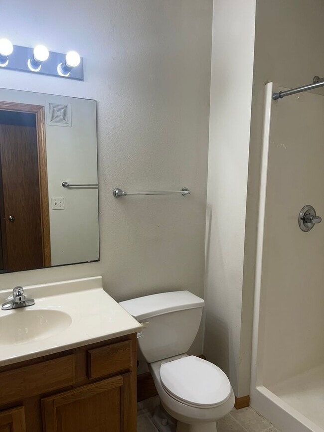 Building Photo - 2 BED 2 BATH - Available Fall 2026