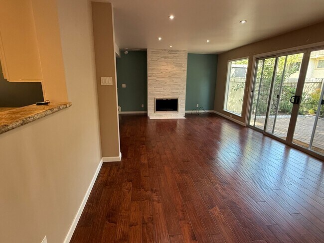 Foto del edificio - 2063 Village Ln