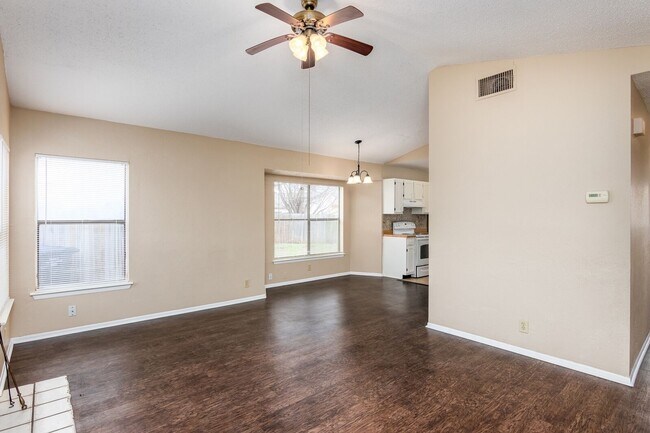 Building Photo - CUTE SMALL HOME 2/1/1
