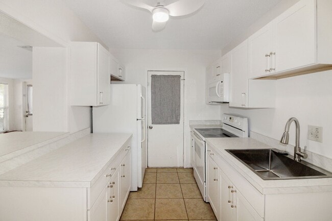 Building Photo - 1612 Larchwood Dr