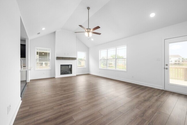 Foto del edificio - 1360 Harmon Ln