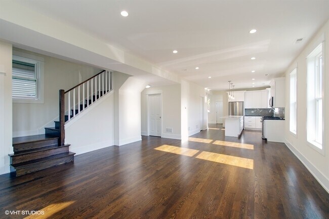 Foto del edificio - 1808 W Farragut Ave