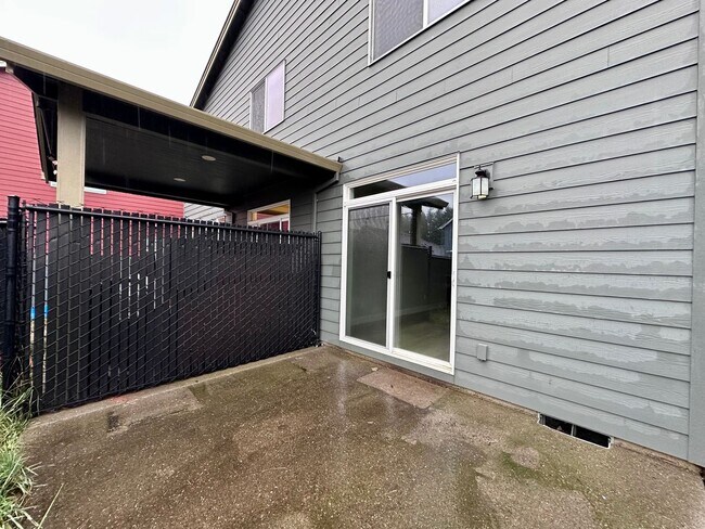 Foto del edificio - Modern 2-Bedroom ADU (duplex style) with Private Garage & Backyard in Estacada, OR!