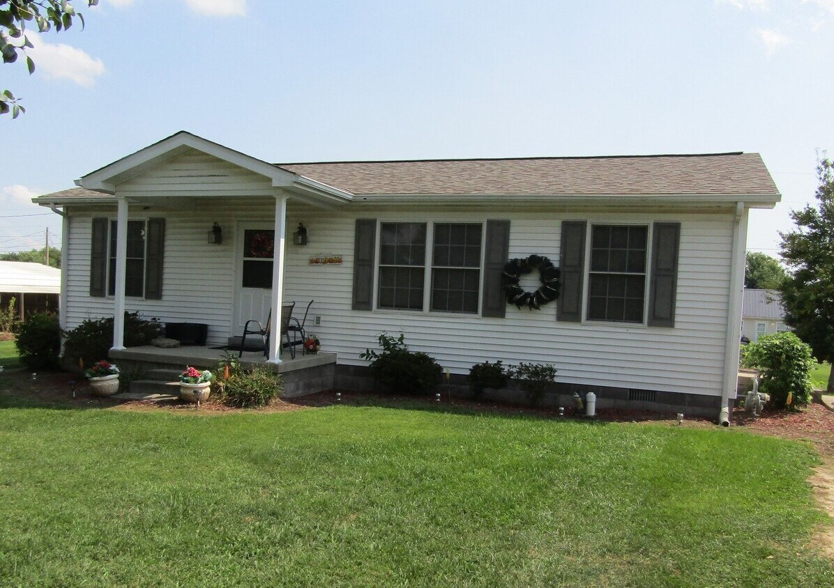 More photos soon as current tenant is moving. - 314 E 6th St