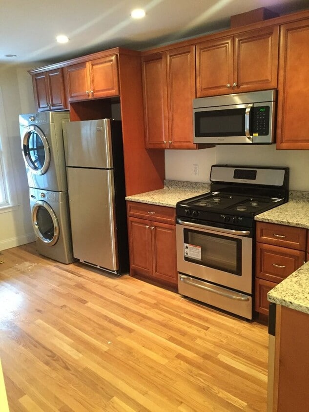 Nicely updated 3 bed with in-unit laundry in Brookline Village! - Nicely updated 3 bed with in-unit laundry in Brookline Village!