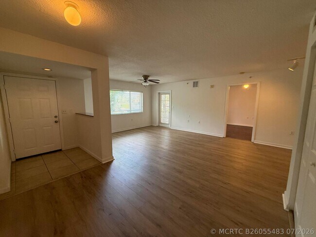 Building Photo - 231 SW Palm Dr