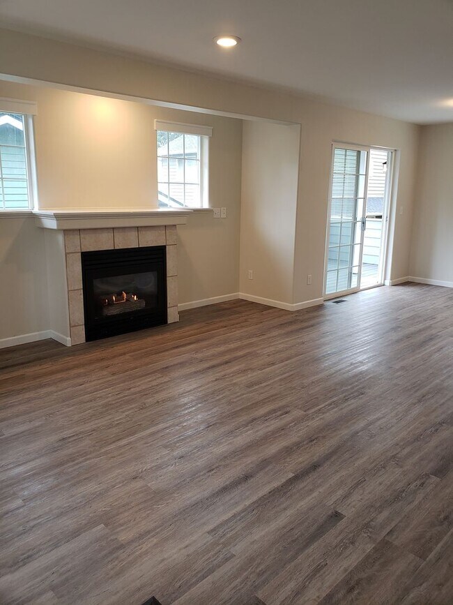 Building Photo - Beautifully Finished Home In A Great Location!