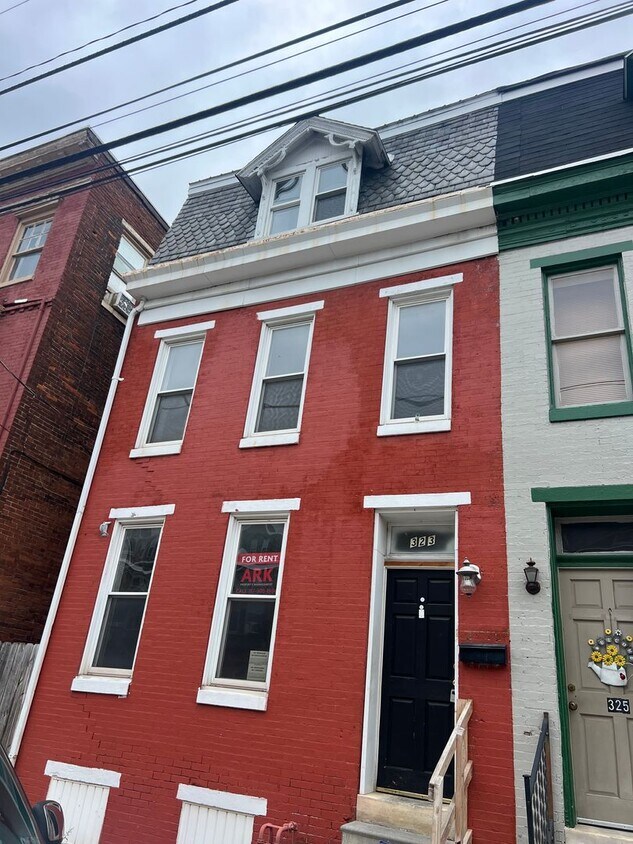 Primary Photo - Large 4 bedroom 2 bath home with fenced in...