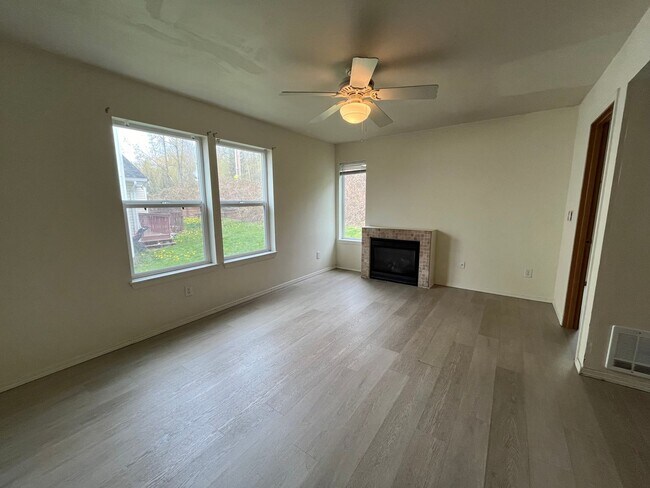 Building Photo - 4 Bed, 2 Bath Townhome-Style Duplex Near W...