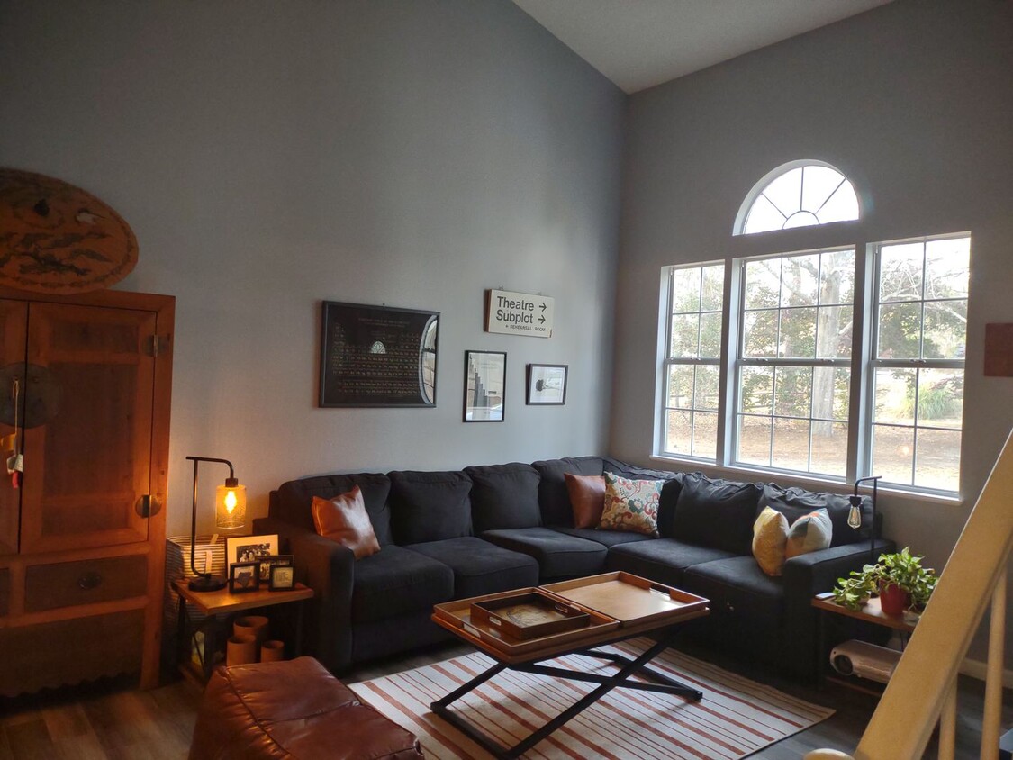Foto principal - Extraordinary Three Bedroom/Two and a Half...