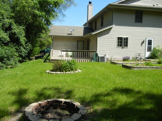 Patio trasero en verano - 120 Hilly Oak Dr