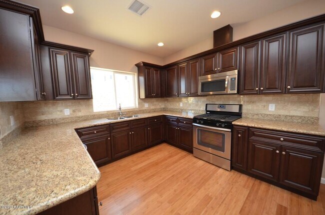 Building Photo - 4847 N Sheridan Ln