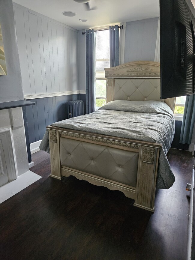 Building Photo - 693 Macdonough St