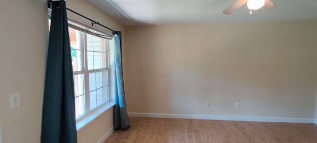 Foto del edificio - 4 bedroom townhome with garage