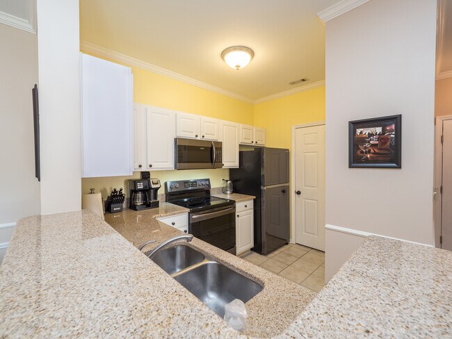 Disfrute de la cocina bien actualizada. - 1600 Long Grove Dr