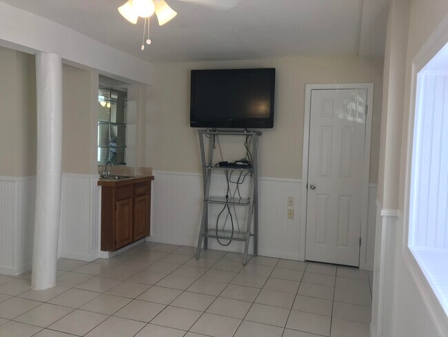 Building Photo - 445 Gulf Shore Dr