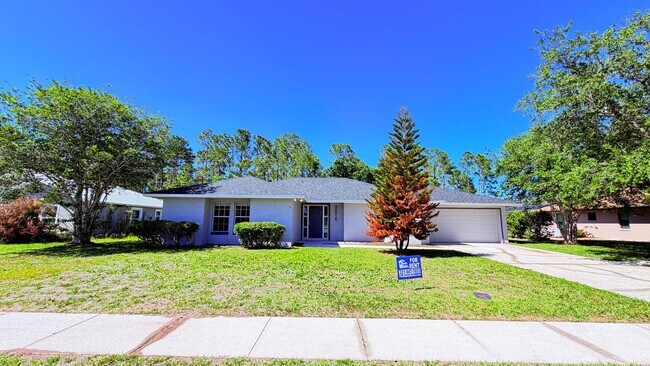 Foto del edificio - Bright & Spacious 3/2 Home with Huge Yard + Screened Patio — Lawn Care Included!