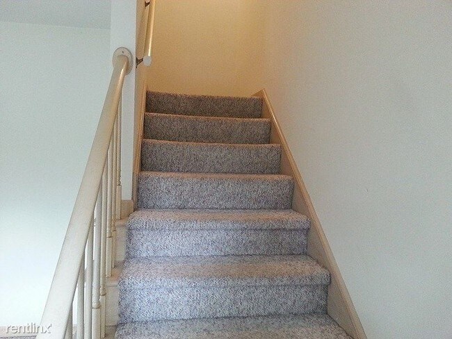 Foto del edificio - 3 br, 1.5 bath Townhome - 1 Flood Drive