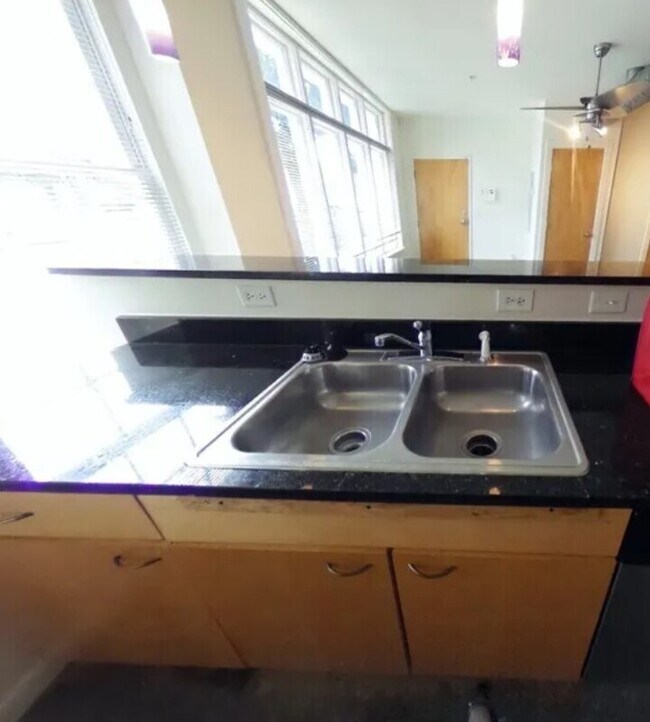 Foto del edificio - 1011 W Marshall St